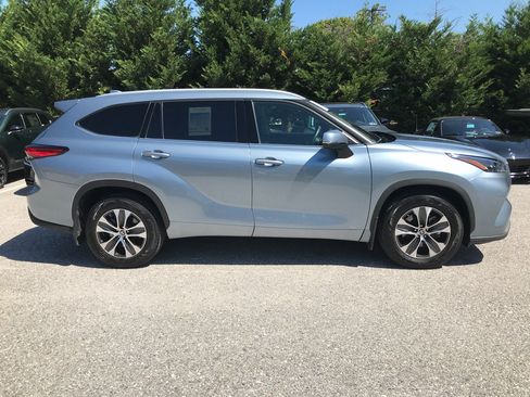 Certified 2022 Toyota Highlander XLE AWD/4WD image 9