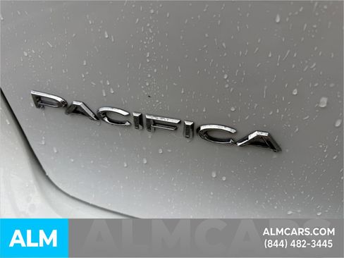 Used 2023 Chrysler Pacifica Touring-L FWD image 6