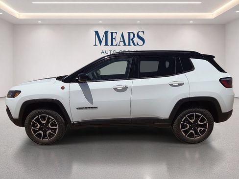 Used 2025 Jeep Compass Trailhawk AWD/4WD image 2