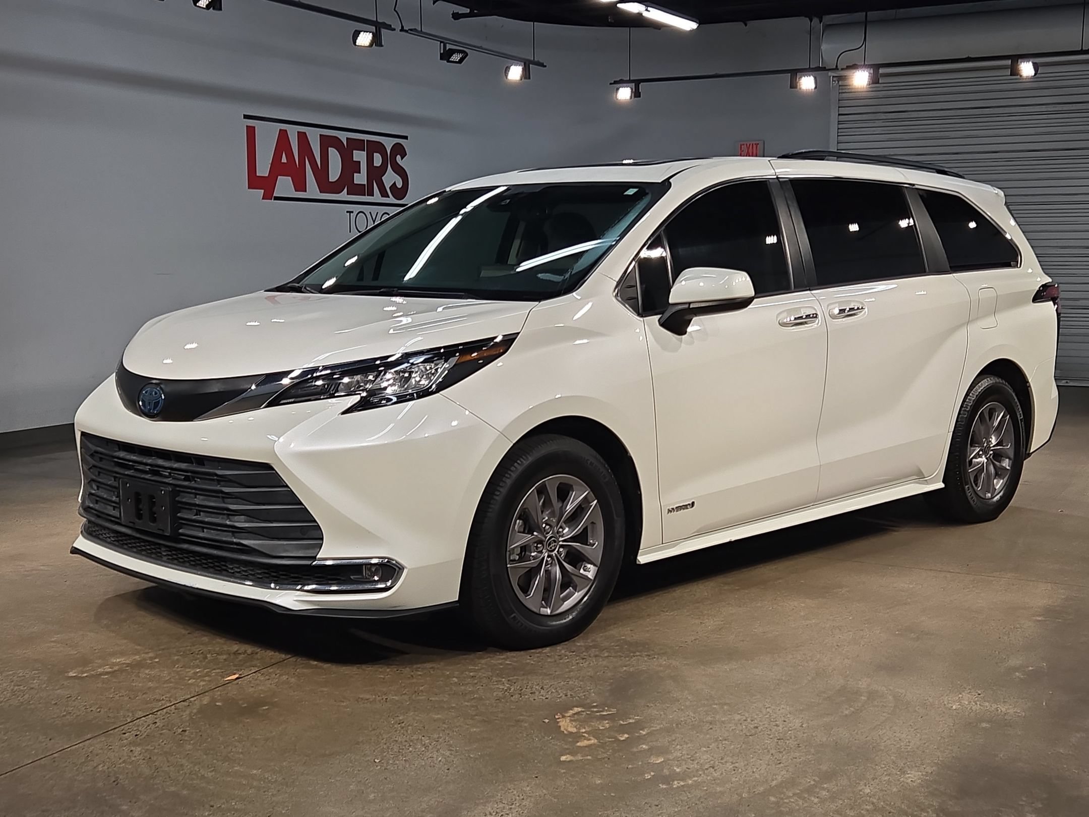 Used 2021 Toyota Sienna XLE FWD image 3