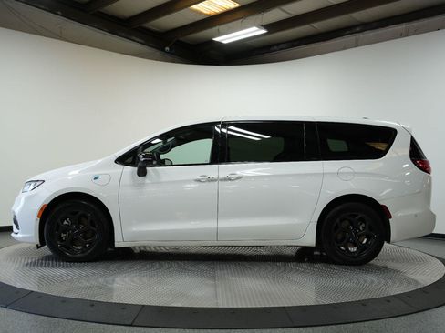 Used 2024 Chrysler Pacifica Limited FWD image 4