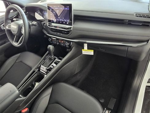 New 2026 Jeep Compass Latitude image 17