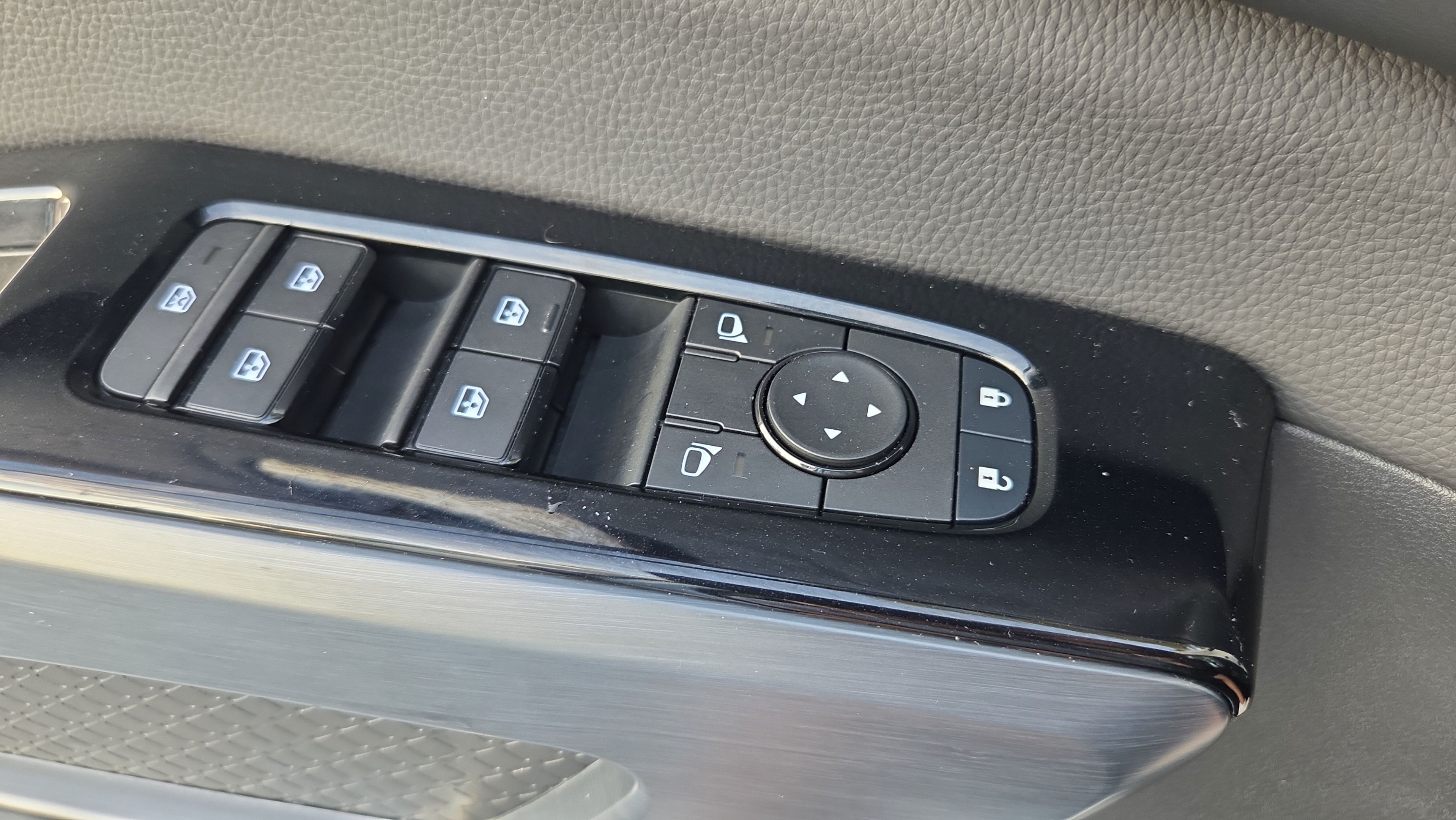 Used 2025 Nissan Pathfinder SL FWD image 33
