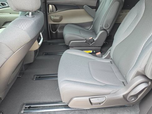 New 2027 Kia Carnival LX FWD image 17