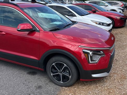 Certified 2025 Kia Niro EX FWD image 3