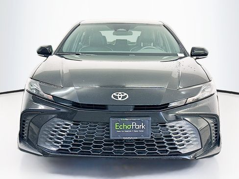 Used 2025 Toyota Camry SE FWD image 2