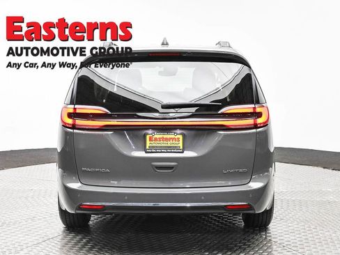 Used 2022 Chrysler Pacifica Limited FWD image 6
