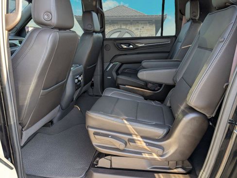 Used 2024 GMC Yukon XL Denali image 17