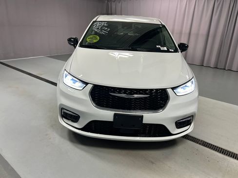 Used 2024 Chrysler Pacifica Touring-L image 2