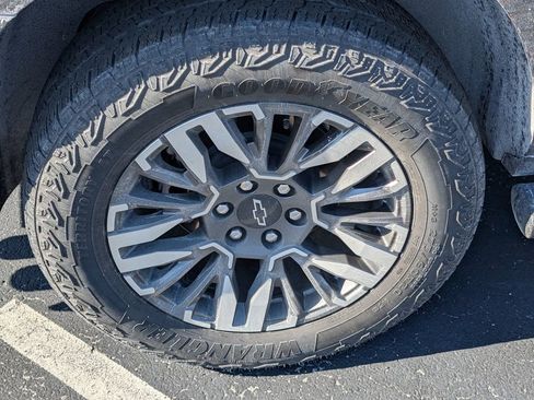 Used 2025 Chevrolet Tahoe Z71 w/ Comfort Package image 24