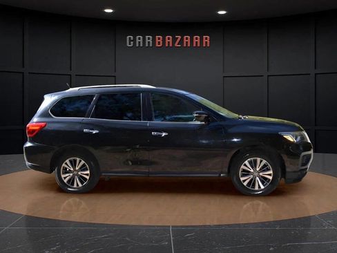 Used 2018 Nissan Pathfinder SV image 4