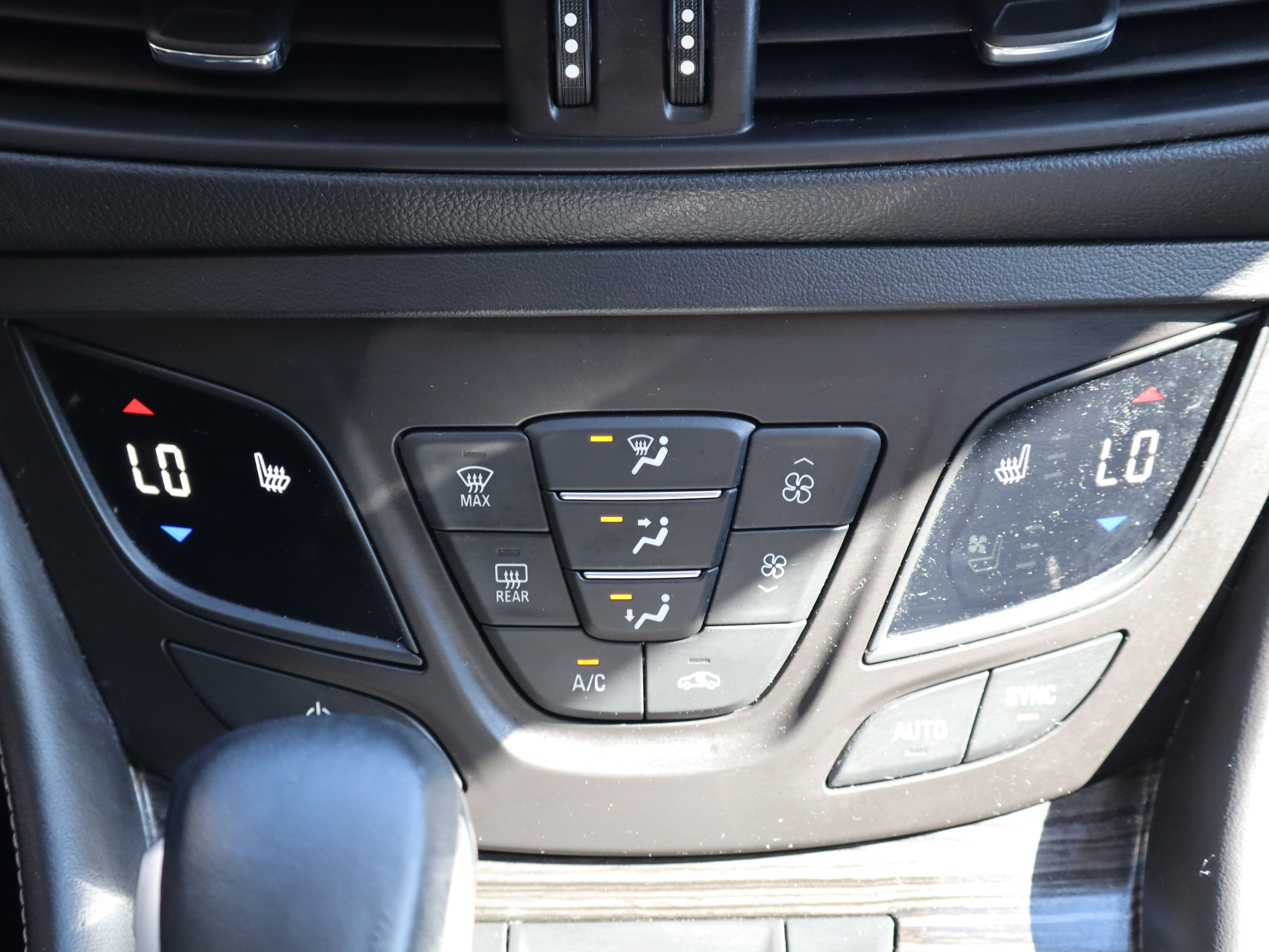 Used 2018 Buick Envision Essence FWD image 37