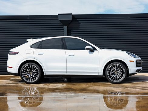 Certified 2022 Porsche Cayenne Platinum Edition image 8