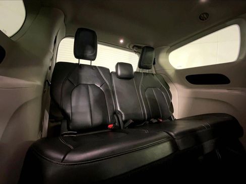 Used 2024 Chrysler Pacifica Touring-L FWD image 24