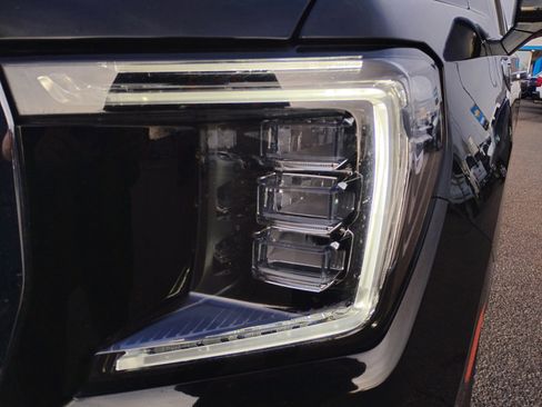 Used 2023 GMC Yukon XL SLT image 9