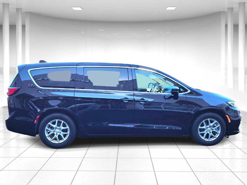 Certified 2025 Chrysler Pacifica Select FWD image 2