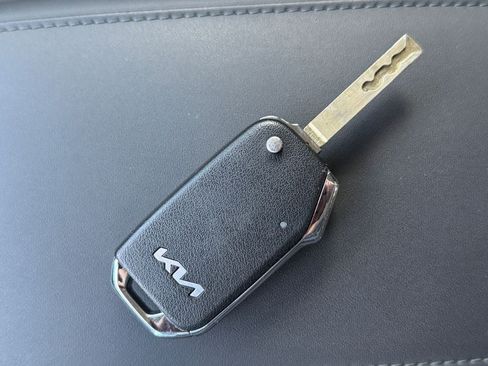 Used 2025 Kia Niro LX FWD image 31