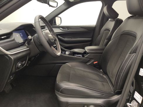 Used 2023 Jeep Grand Cherokee Altitude AWD/4WD image 17