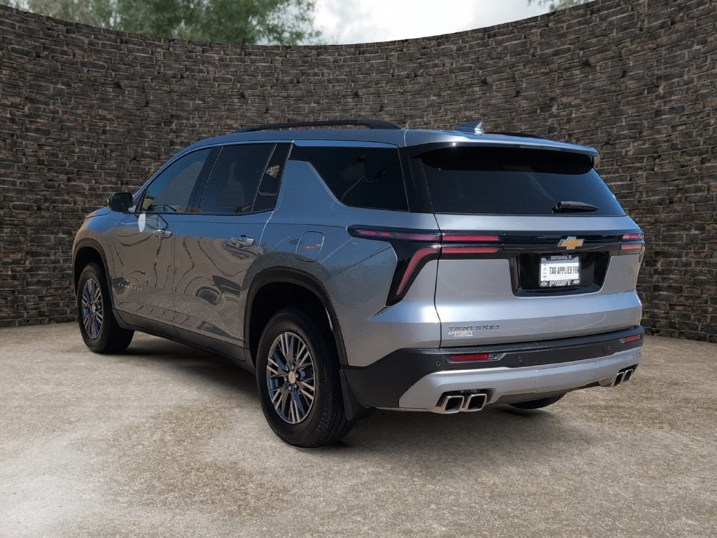 Used 2025 Chevrolet Traverse LT FWD image 4