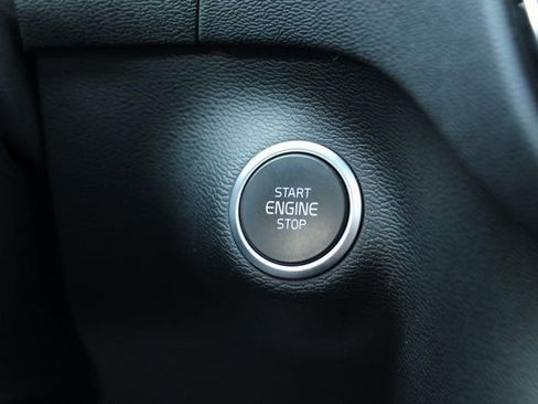 Used 2025 Volvo XC40 B5 Core image 24