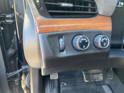 Used 2017 Cadillac Escalade ESV Luxury AWD/4WD image 12