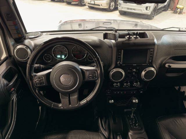 Used 2015 Jeep Wrangler Unlimited Rubicon w/ Connectivity Group AWD/4WD image 17