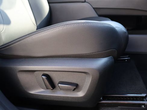Used 2025 Nissan Rogue SL FWD image 8