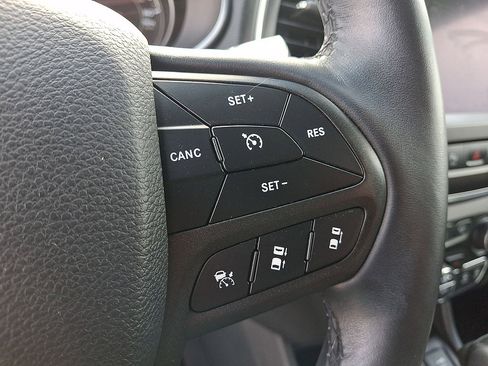 Used 2019 Jeep Cherokee Trailhawk AWD/4WD image 24