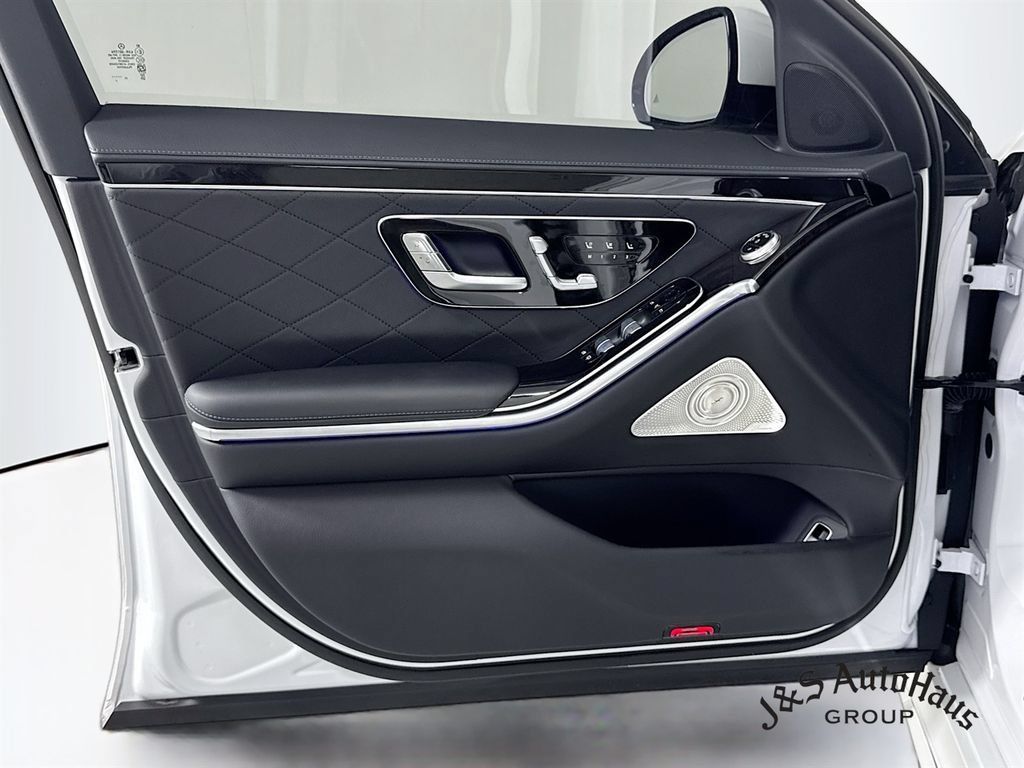 Used 2025 Mercedes-Benz S 580 4MATIC Sedan w/ AMG Line Package image 23