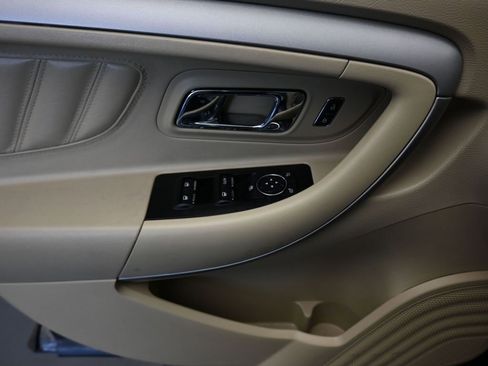 Used 2017 Ford Taurus SE image 10