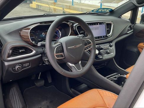Used 2023 Chrysler Pacifica Pinnacle FWD image 15