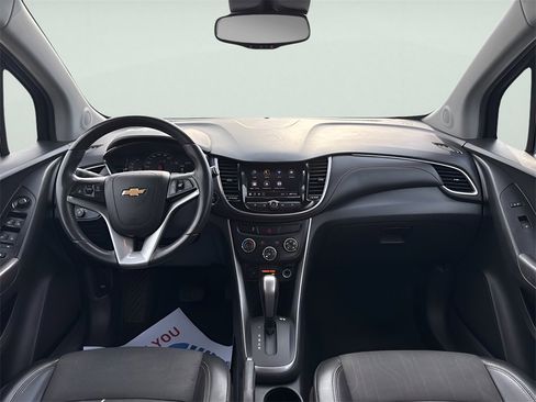 Used 2020 Chevrolet Trax LT w/ LT Convenience Package image 12