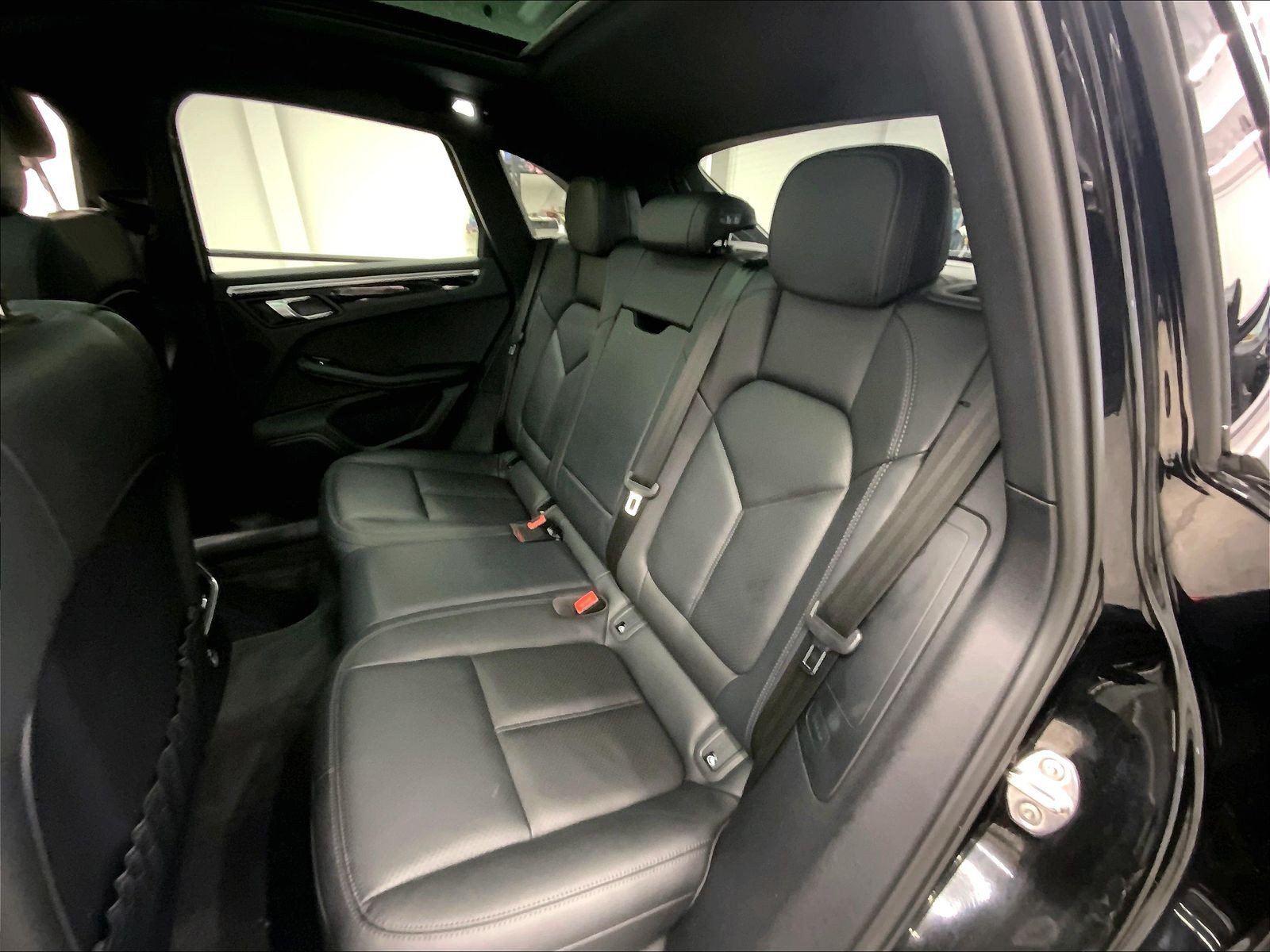 Certified 2023 Porsche Macan AWD/4WD image 24