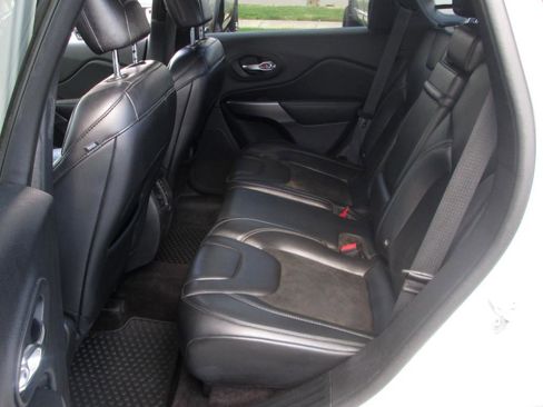 Used 2019 Jeep Cherokee Latitude Plus w/ Comfort/Convenience Group AWD/4WD image 15