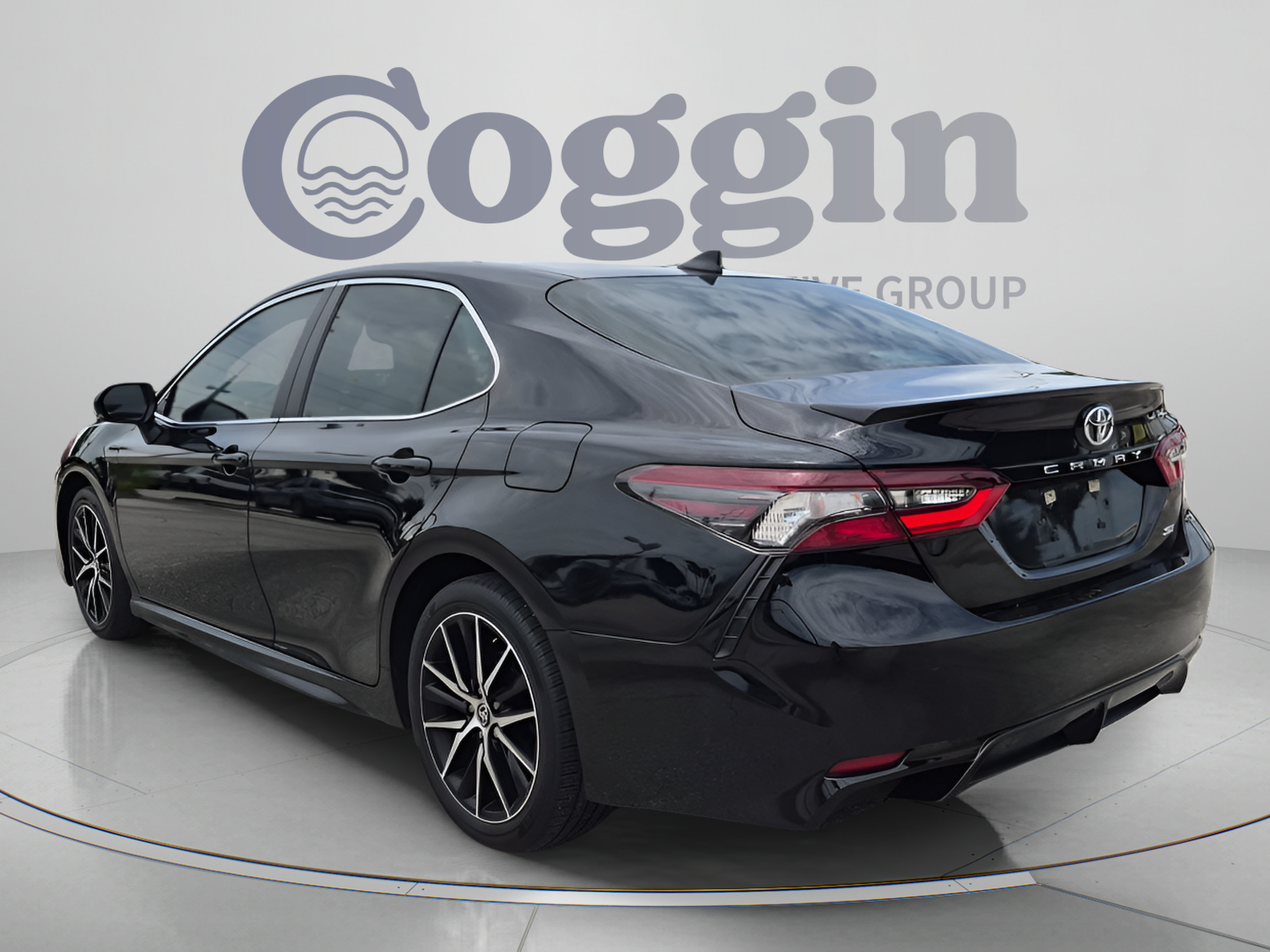 Used 2024 Toyota Camry SE w/ Convenience Package FWD image 4