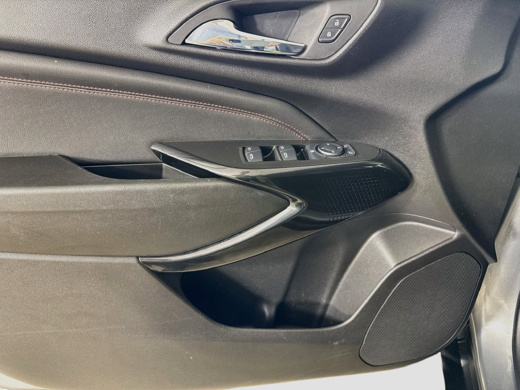 Used 2024 Chevrolet Trax RS w/ Sunroof Package FWD image 19