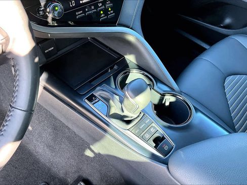 Used 2020 Toyota Camry SE image 16