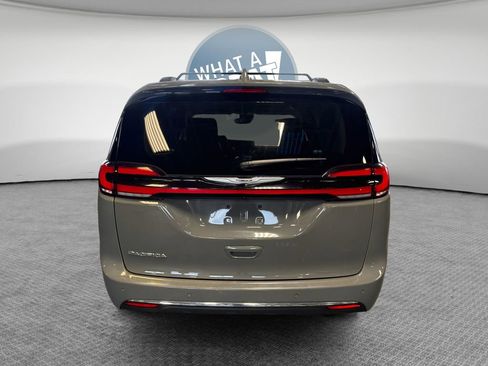 Used 2022 Chrysler Pacifica Touring-L FWD image 5