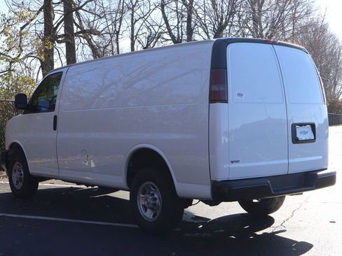 Used 2022 Chevrolet Express 3500 w/ Driver Convenience Package image 5