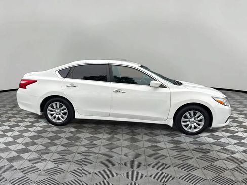 Used 2017 Nissan Altima 2.5 S w/ Power Driver Seat Package FWD image 4