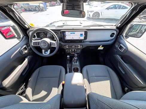 Used 2025 Jeep Wrangler Unlimited Sahara AWD/4WD image 10
