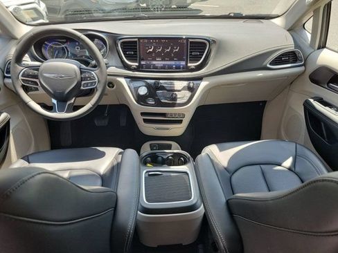 Used 2023 Chrysler Pacifica Touring-L FWD image 21