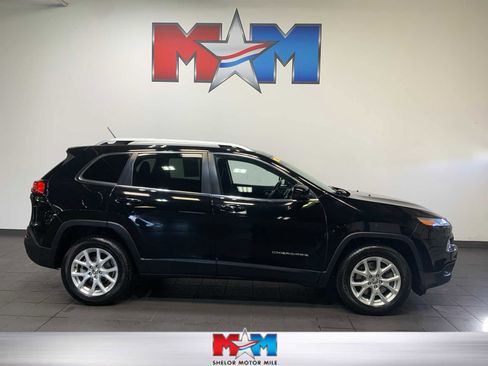Used 2018 Jeep Cherokee Latitude w/ Cold Weather Group image 1