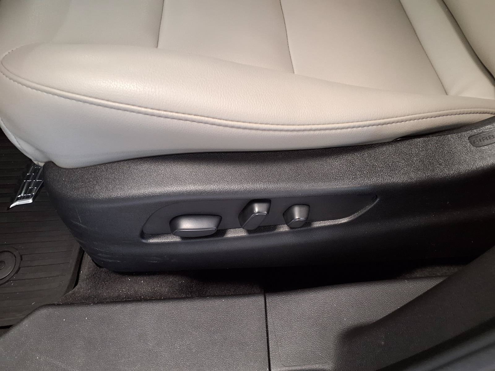 Used 2023 Cadillac XT4 Luxury w/ Cold Weather Package AWD/4WD image 22
