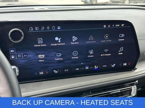 Used 2025 Chevrolet Traverse LT image 3