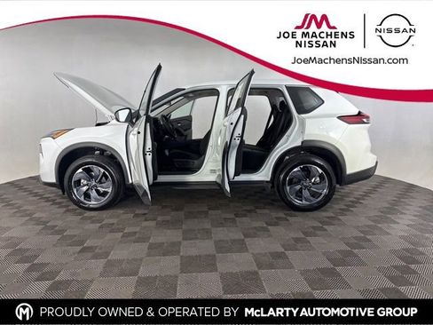 Used 2025 Nissan Rogue SV image 9