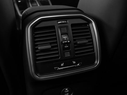 Used 2025 Porsche Macan image 37