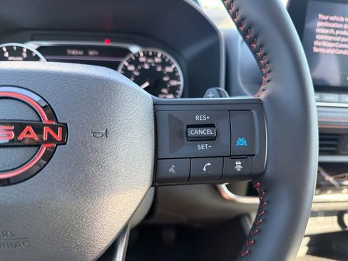 Used 2025 Nissan Rogue SV AWD/4WD image 15