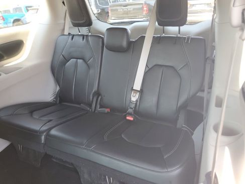 Used 2023 Chrysler Pacifica Touring-L FWD image 33