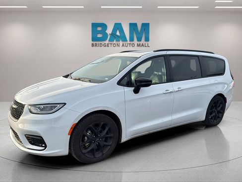 Used 2025 Chrysler Pacifica Limited image 3